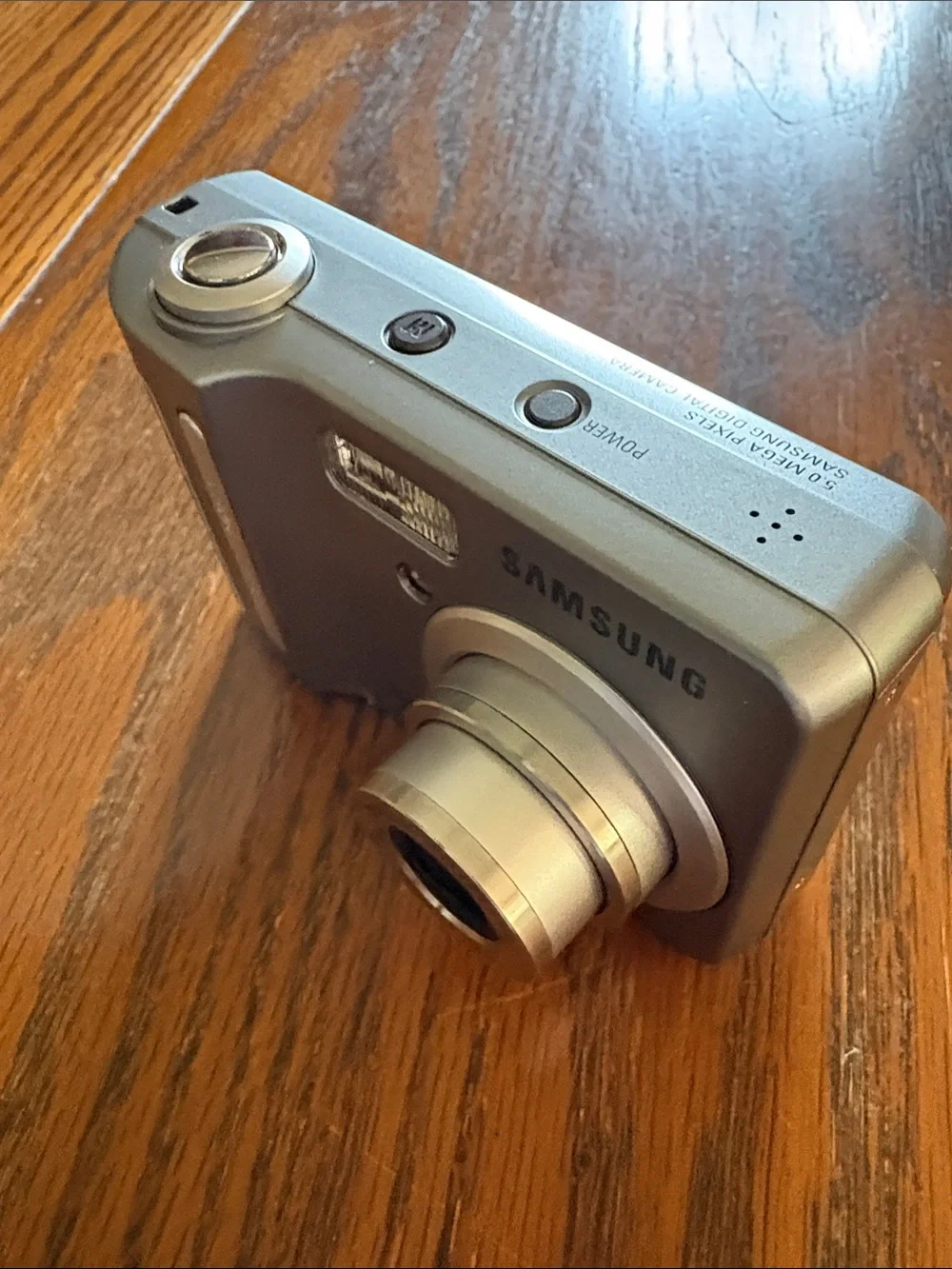 Samsung Digimax D53 5MP Silver Digital Camera Silver Tested Works with Case